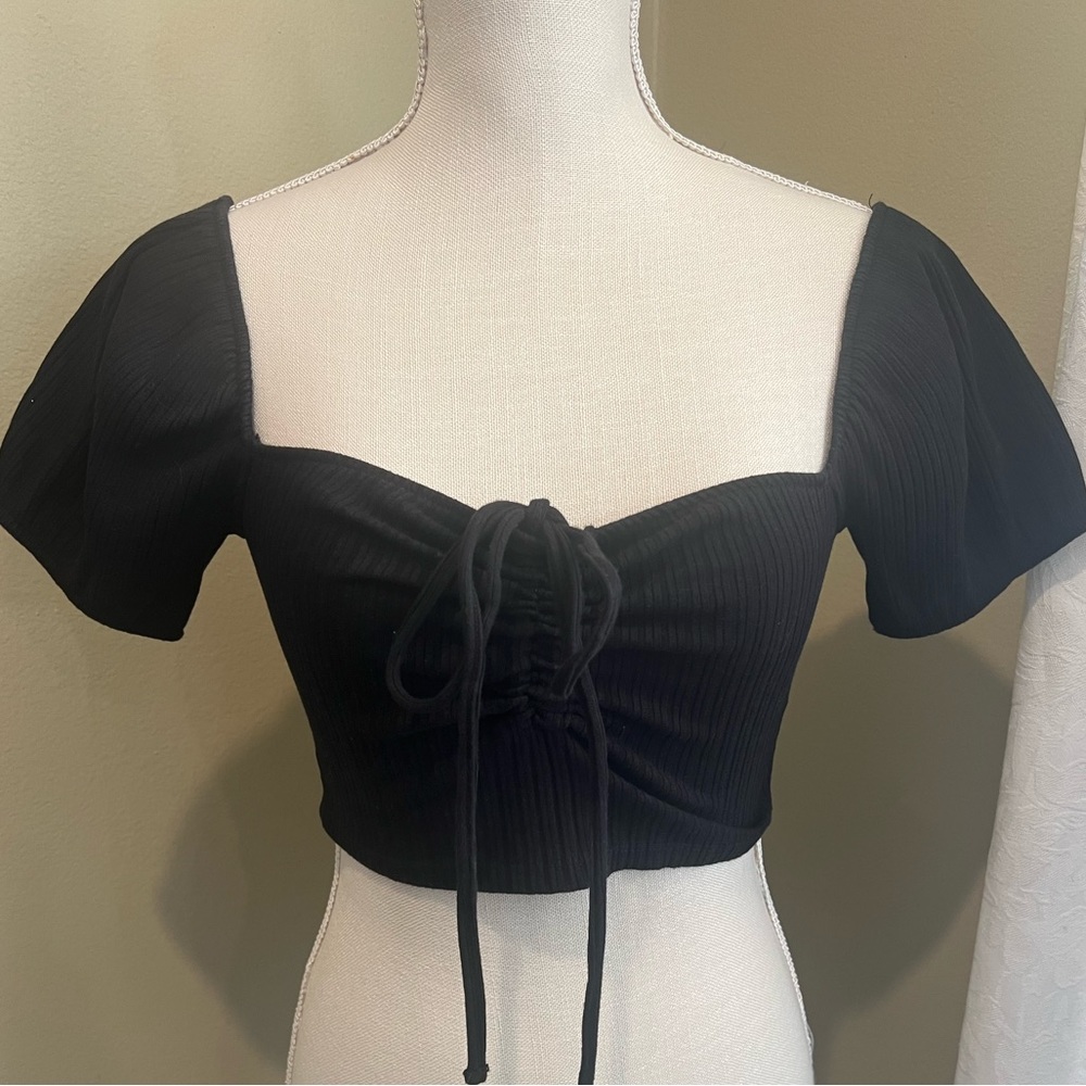 Zara cropped stretch knit shirt. Black. Size M